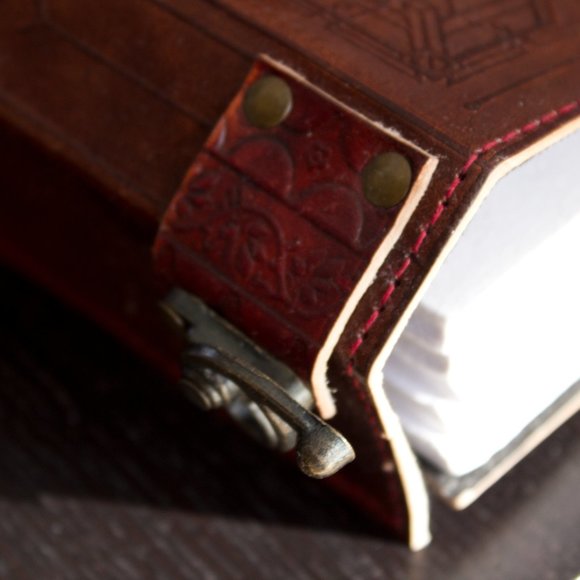 D20 Polyhedral Leather Journal - Picture 4 of 9